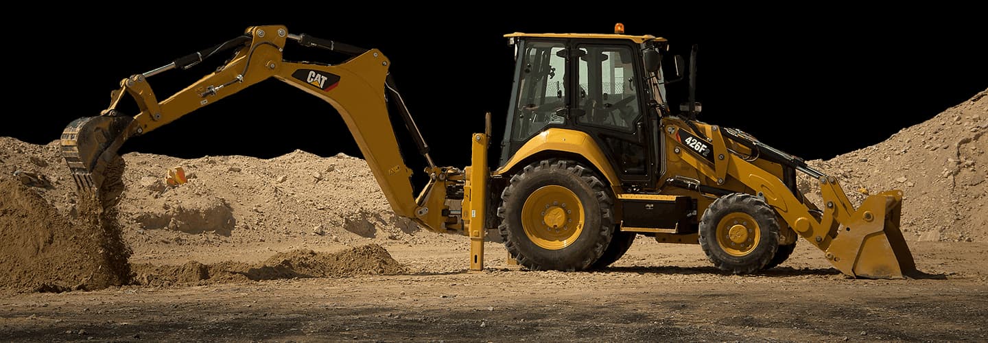 Retroescavadeira Caterpillar 426F escavando no canteiro de obras